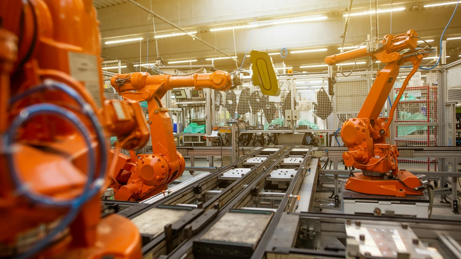 協働ロボットの運用現場や関係者を写した実写写真