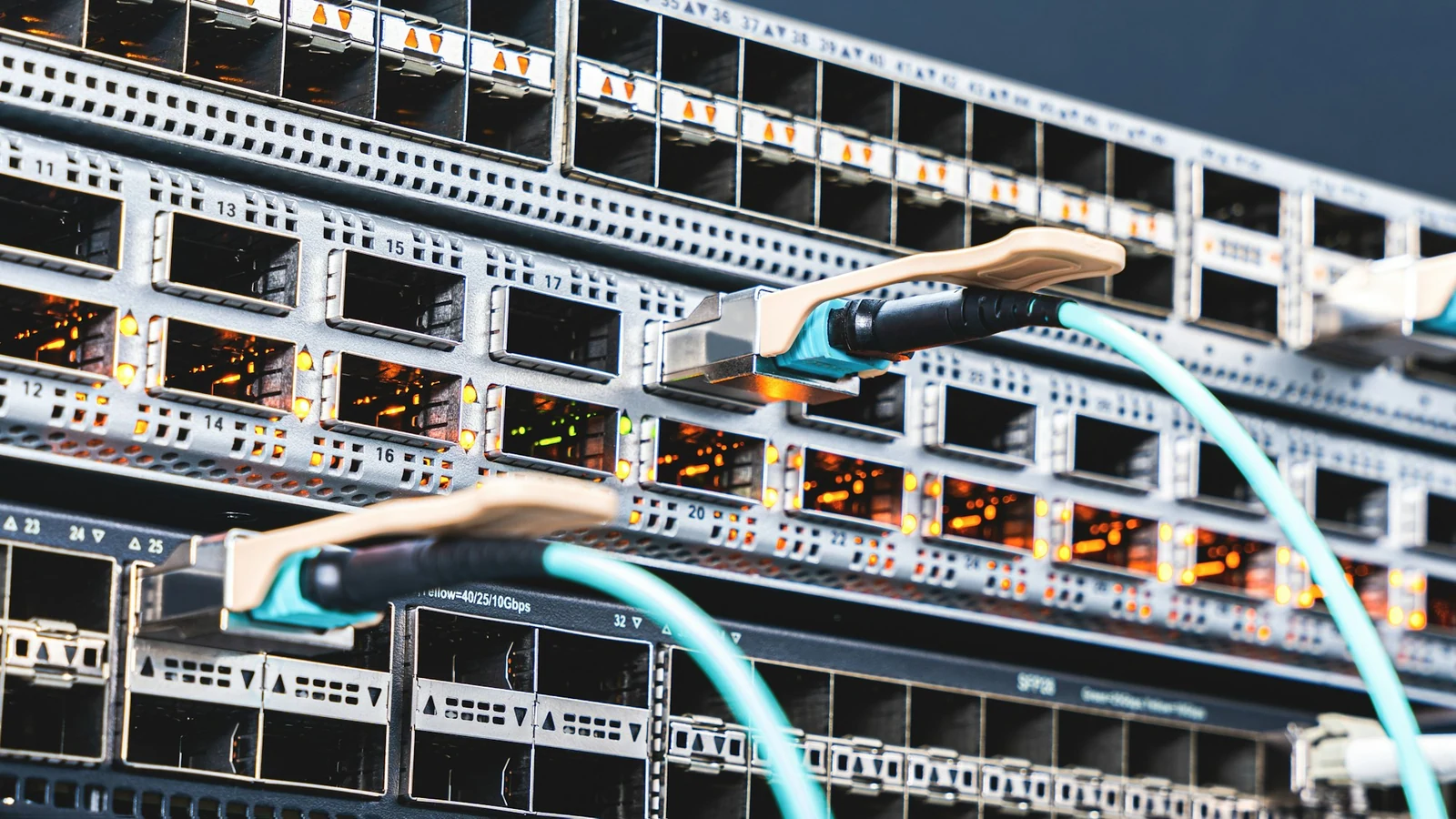 データセンター省エネの運用現場や関係者を写した実写写真