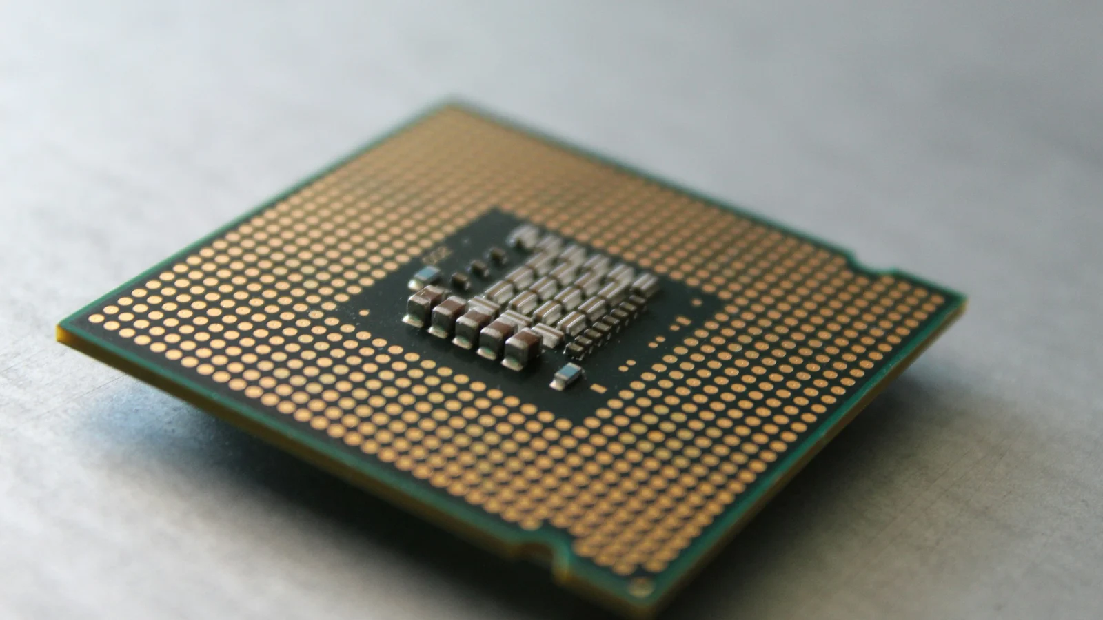 AI PCの比較条件を確認する設備・担当者の実写写真