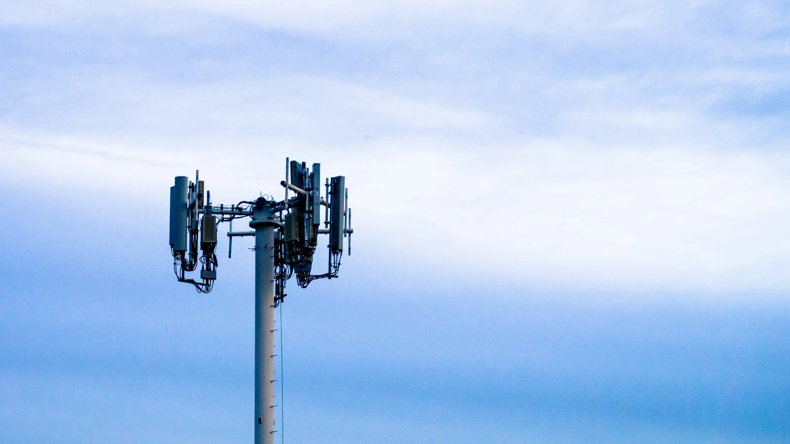 工場ローカル5Gの比較条件を確認する設備・担当者の実写写真