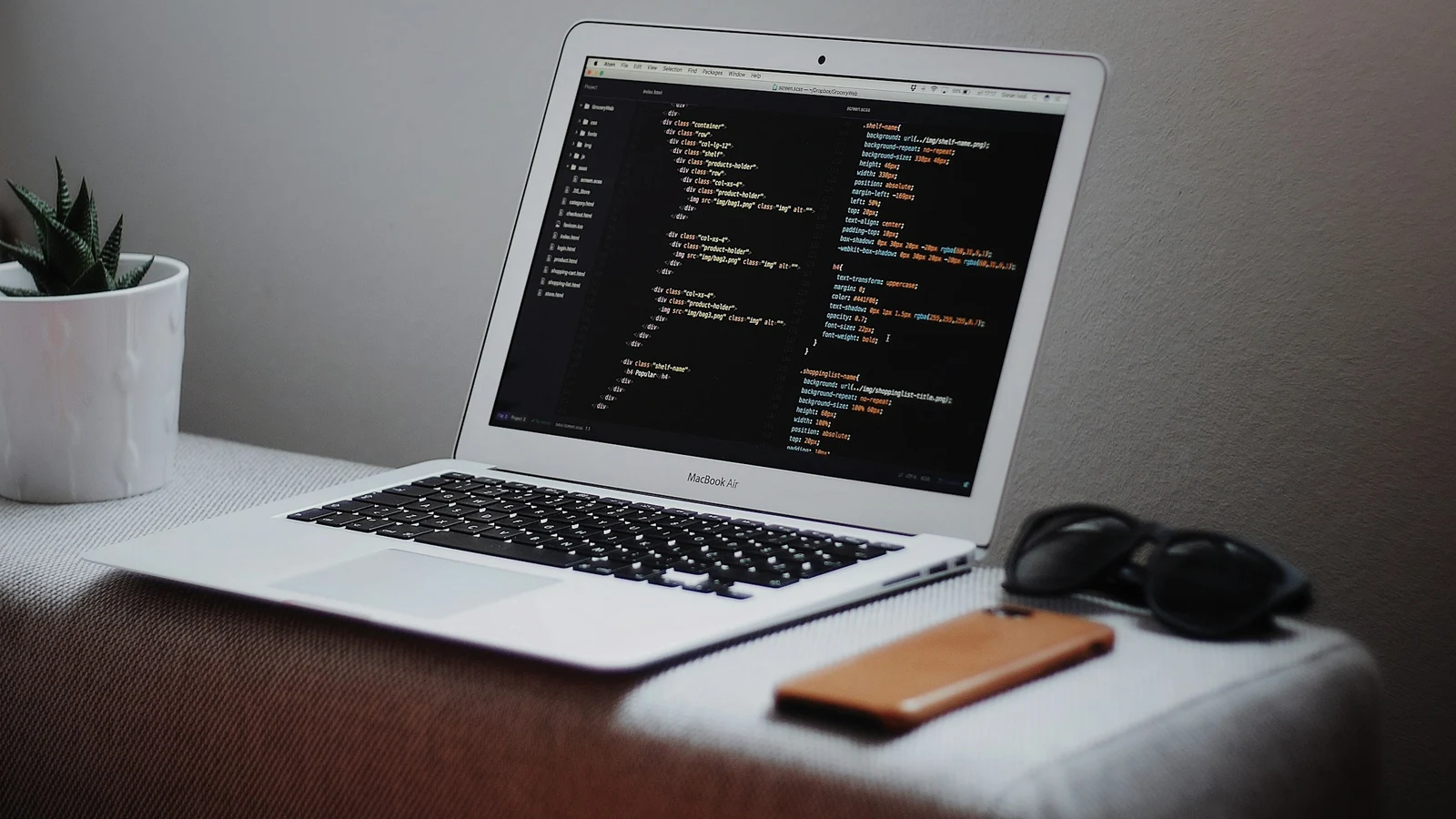 Attack Surface Management（ASM）の比較条件を担当者が確認している写真