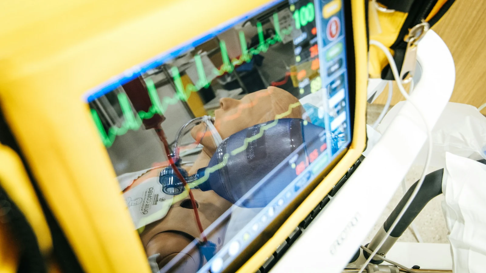 医療機器のサイバーセキュリティの運用・設備・データの細部が分かる写真