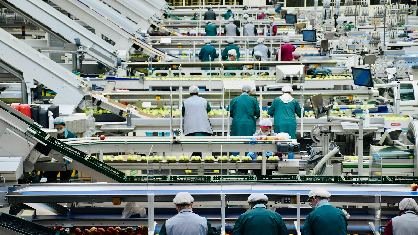 MESとERPの違い｜製造現場と経営データの役割・連携を比較