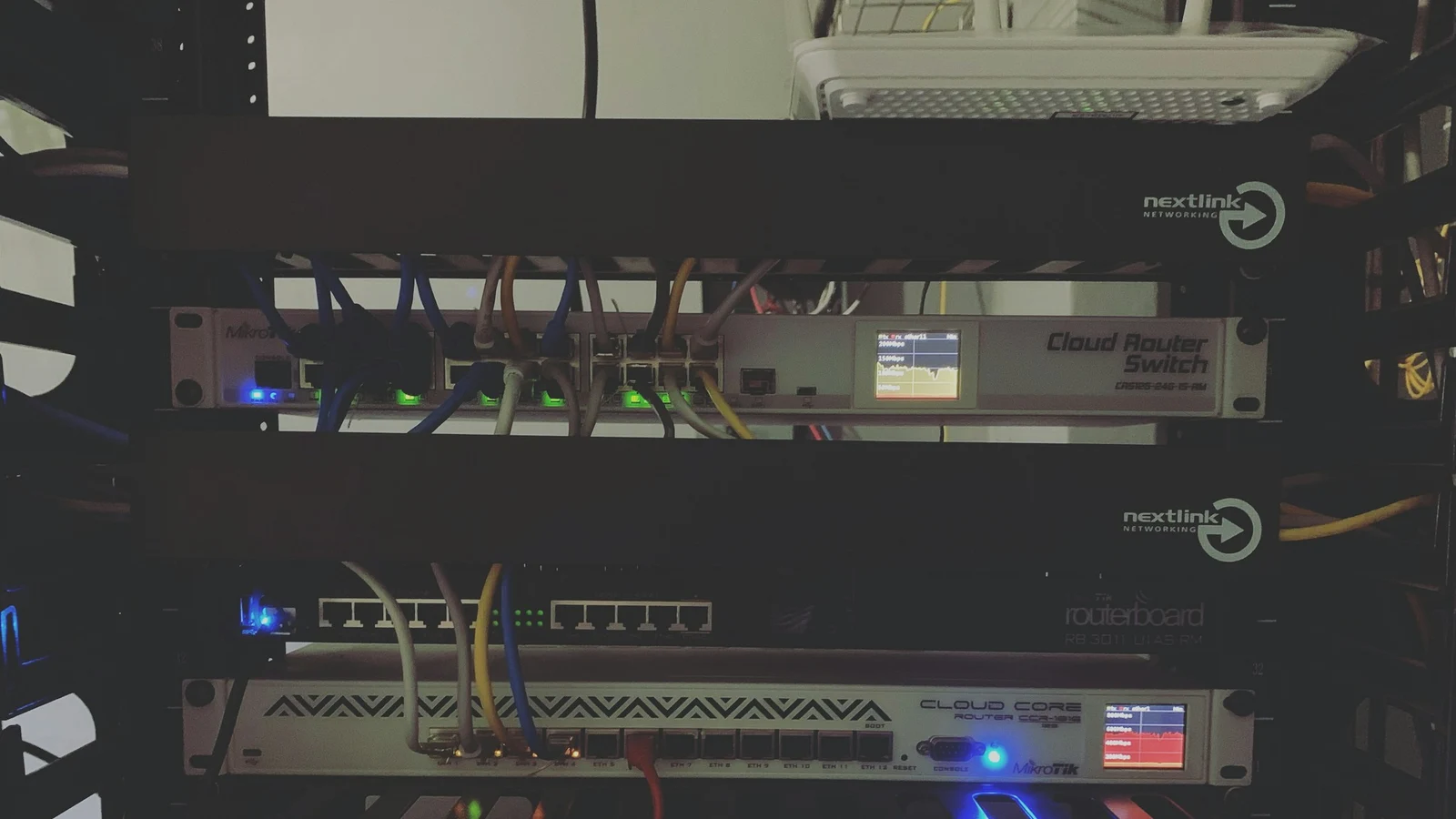 OPC UAによる工場データ連携の比較条件を担当者が確認している写真