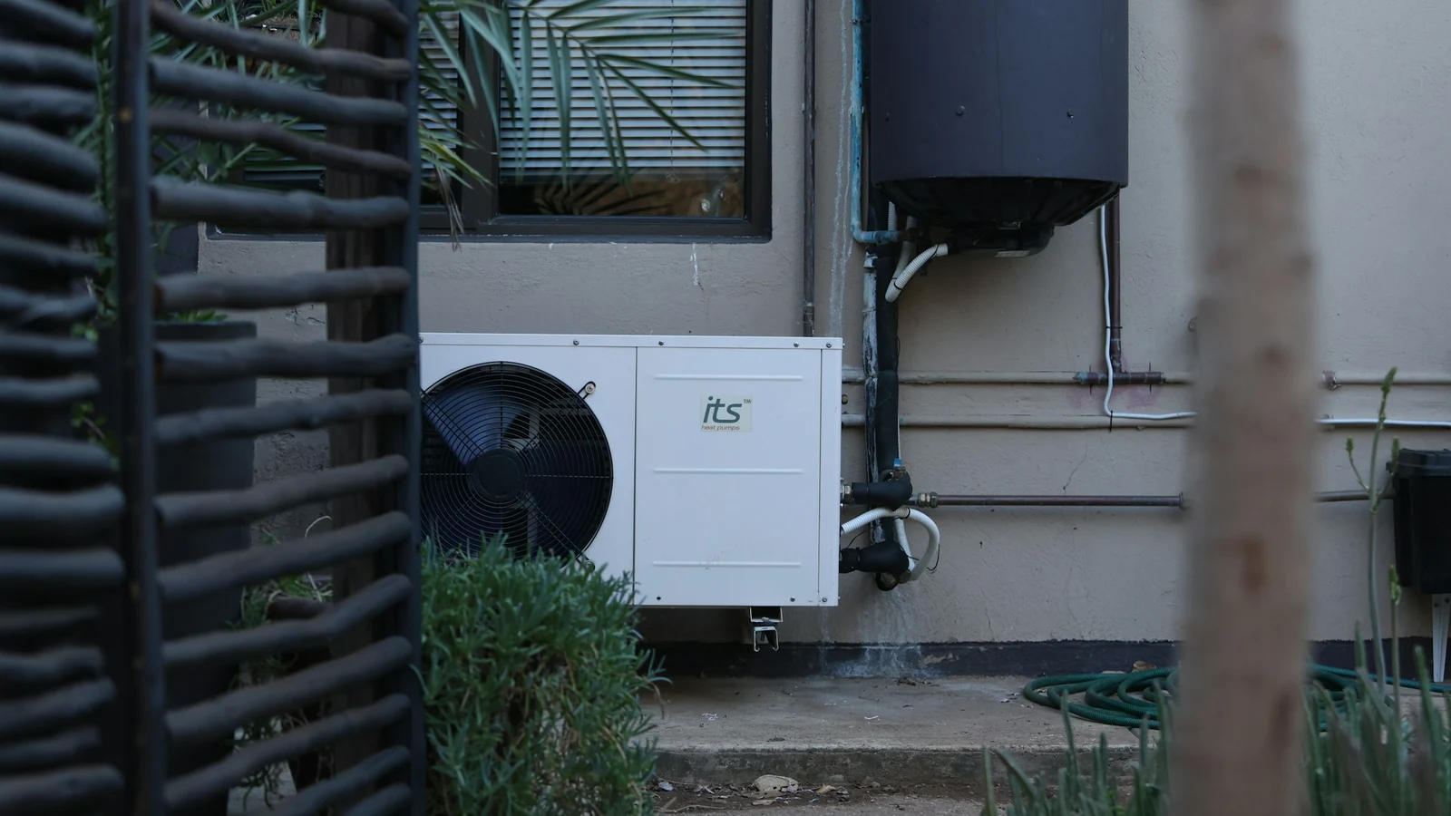 家庭用給湯器の交換の比較条件を担当者が確認している写真