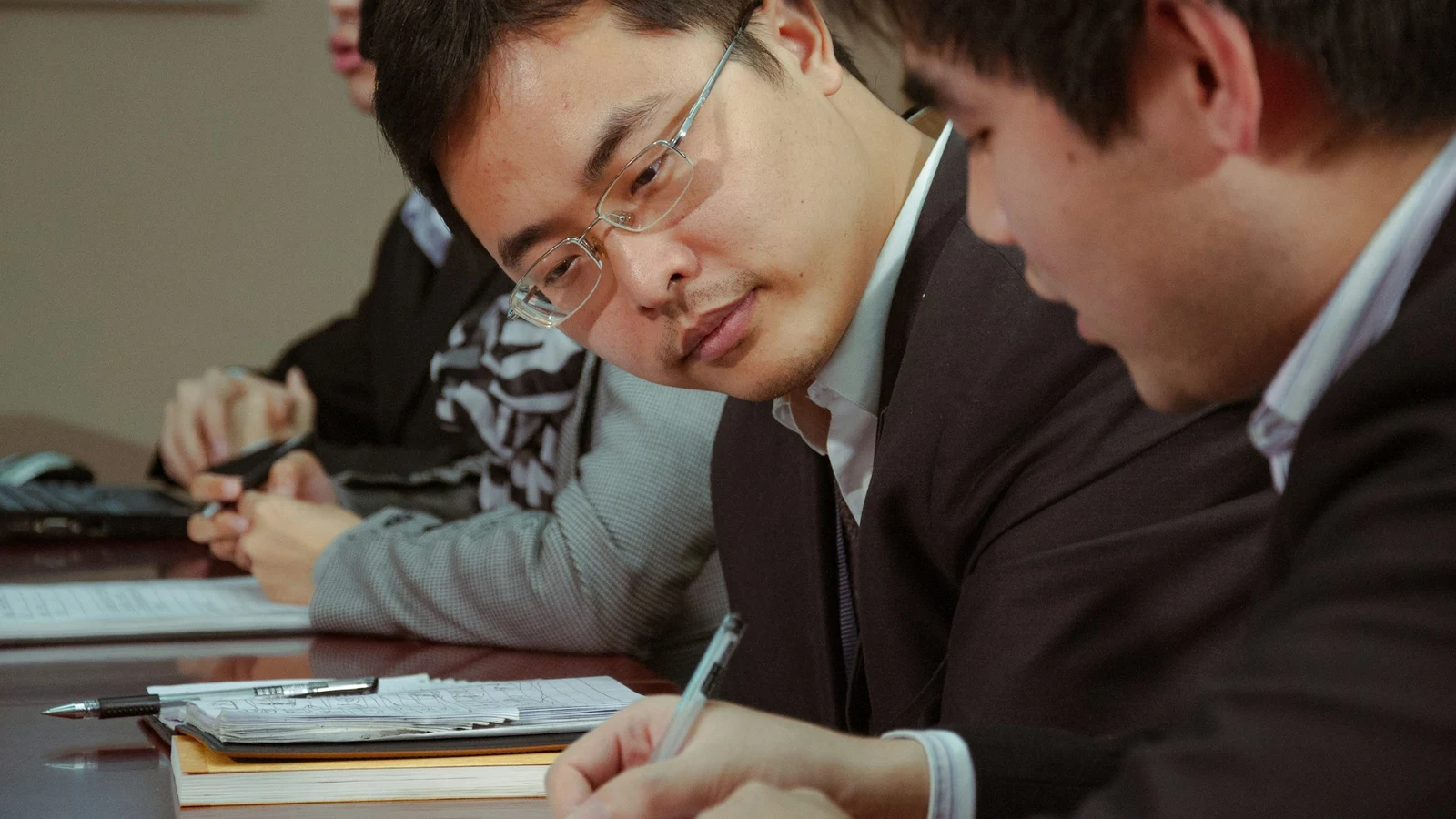 外部人材ガバナンスの判断条件を担当者同士で確認している様子