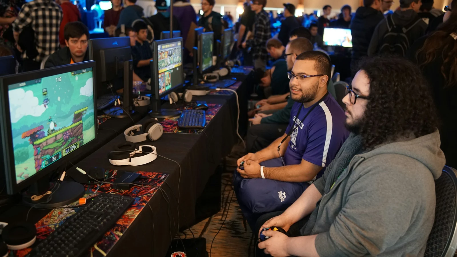 ゲームライブ運営の判断条件を担当者同士で確認している様子