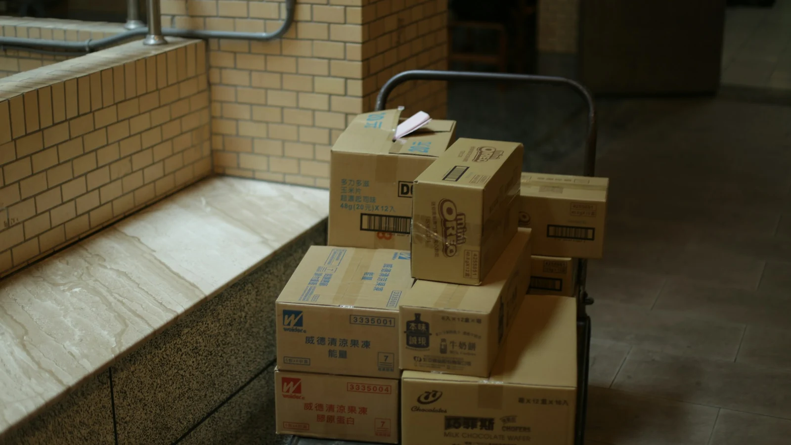 ラストマイル配送コストの判断条件を担当者同士で確認している様子