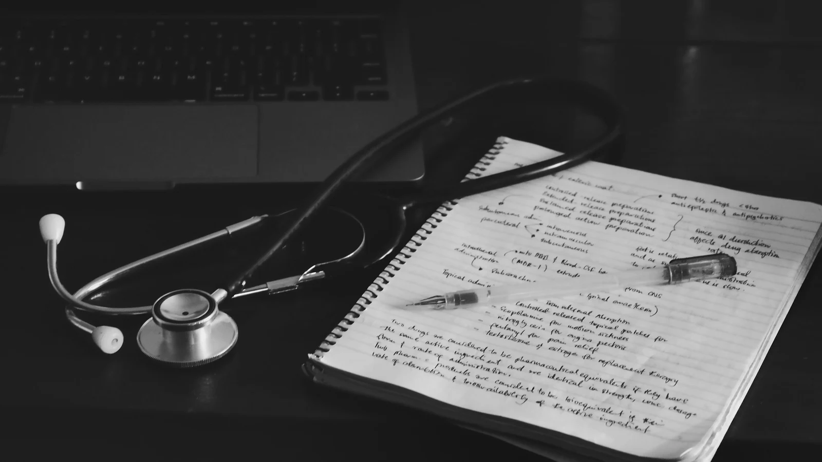 医療データの二次利用の判断条件を担当者同士で確認している様子