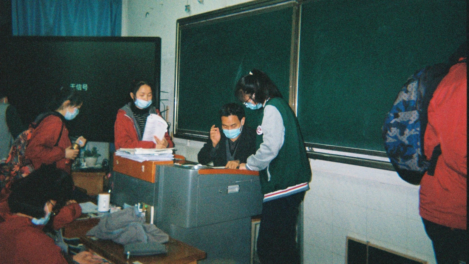 オンライン英語コーチングの判断条件を担当者同士で確認している様子