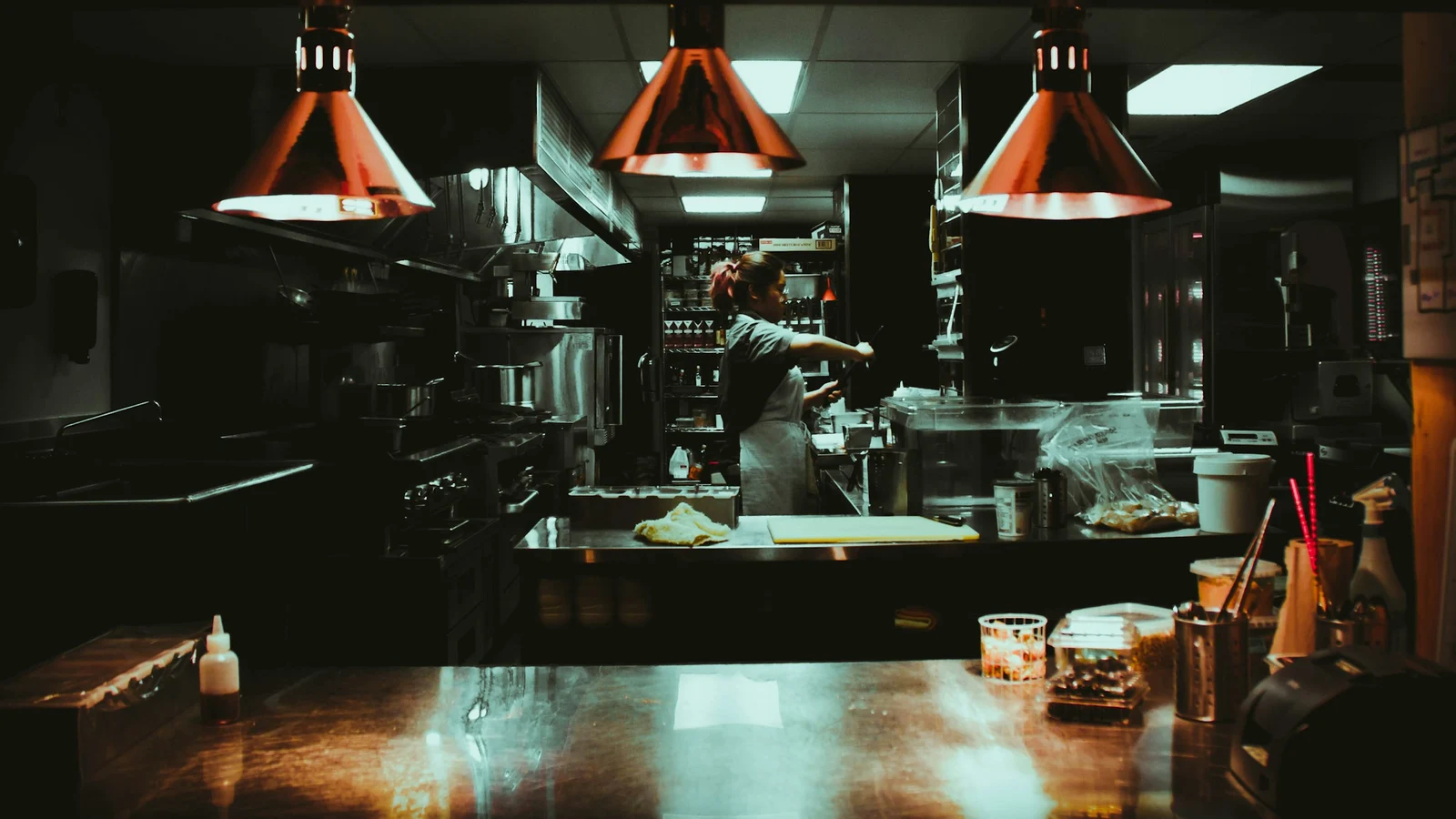 メニューエンジニアリングの判断条件を担当者同士で確認している様子