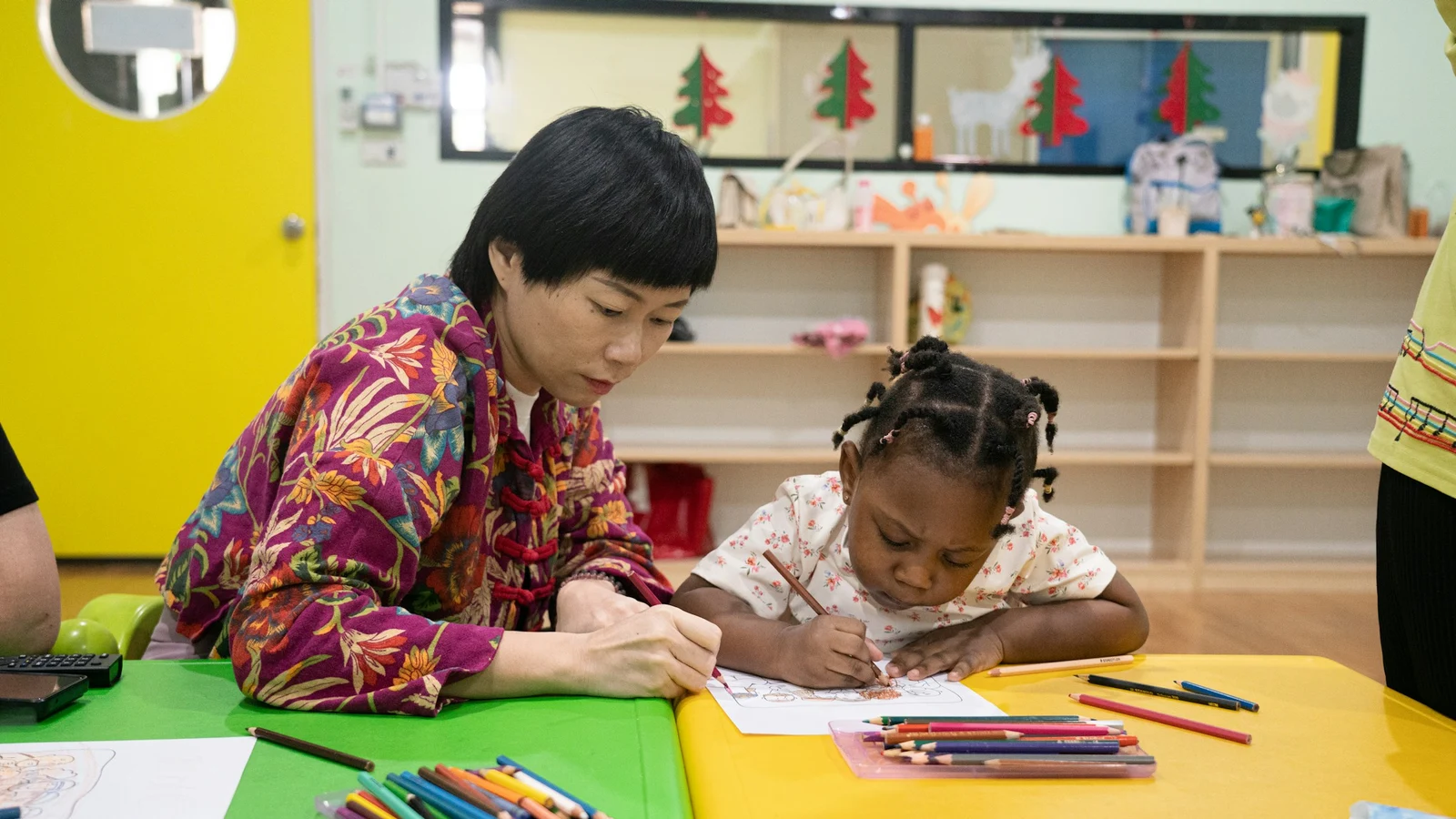子育て支援サービスの判断条件を担当者が確認している様子