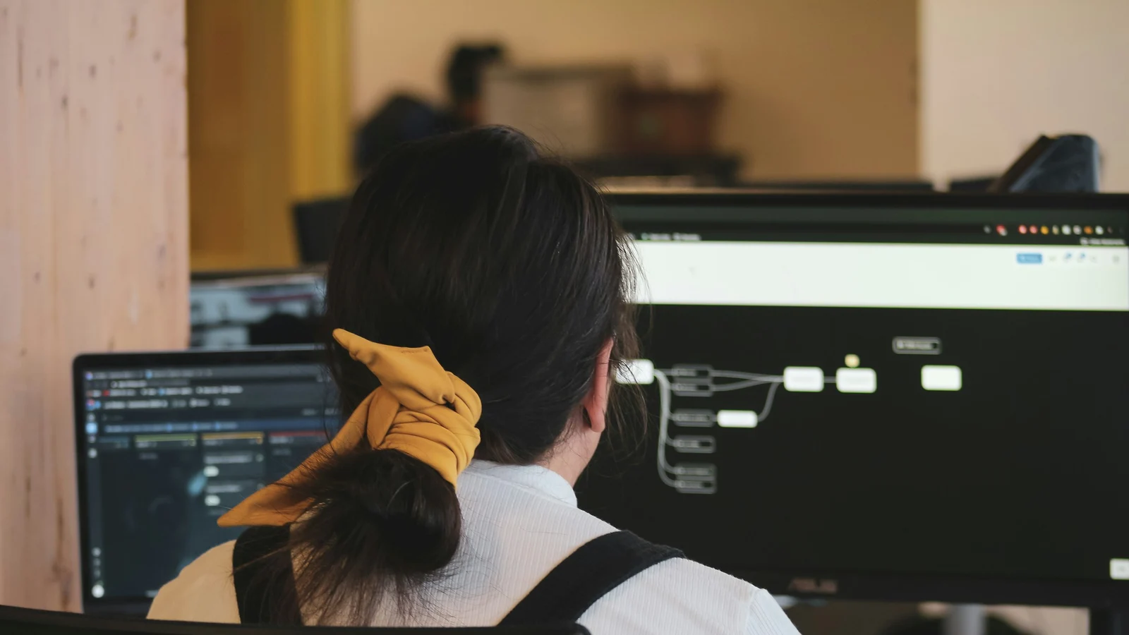 CNAPP・CSPM・CWPPの判断条件を担当者が確認している様子