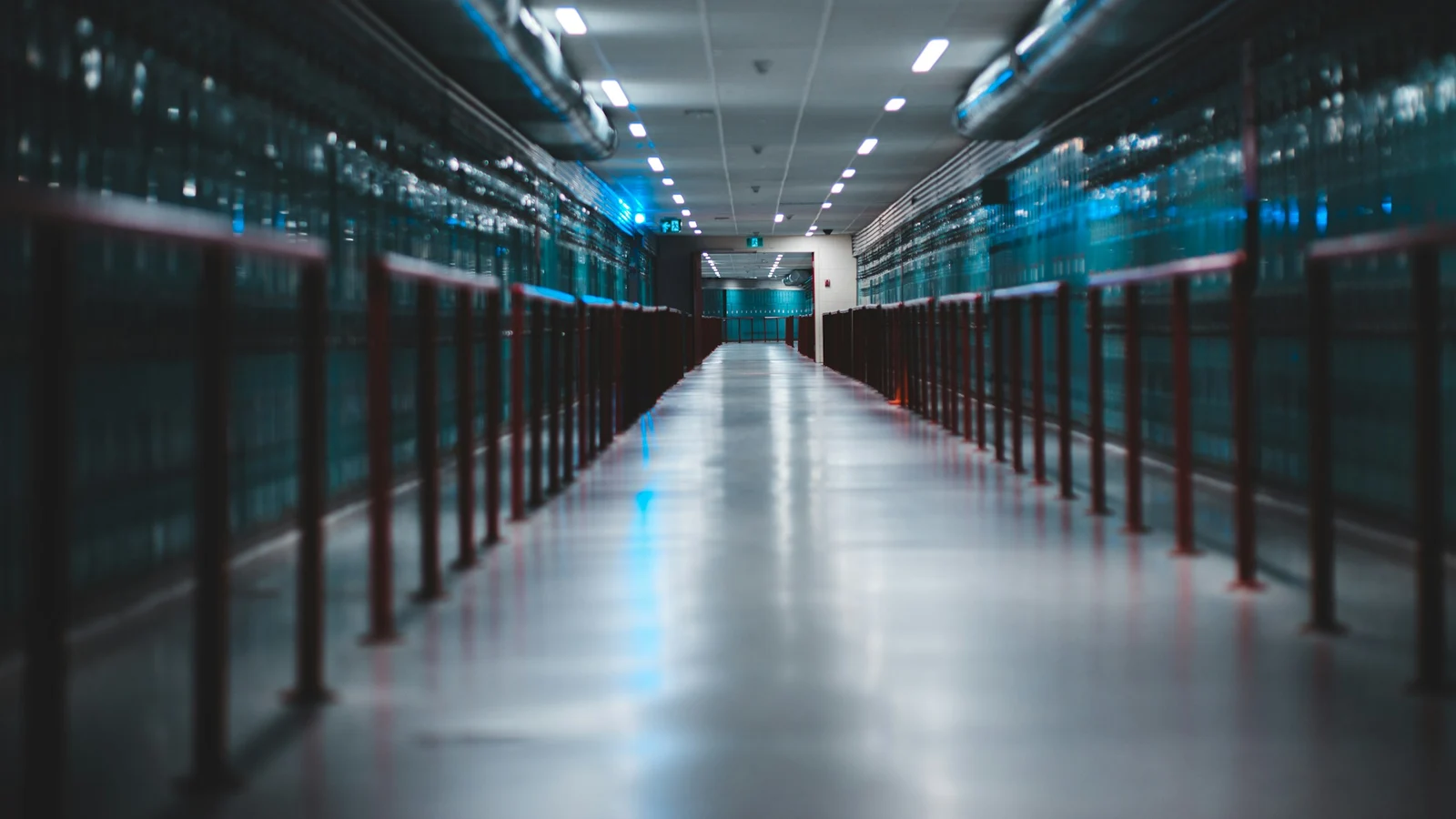 データベース刷新の判断条件を担当者が確認している様子