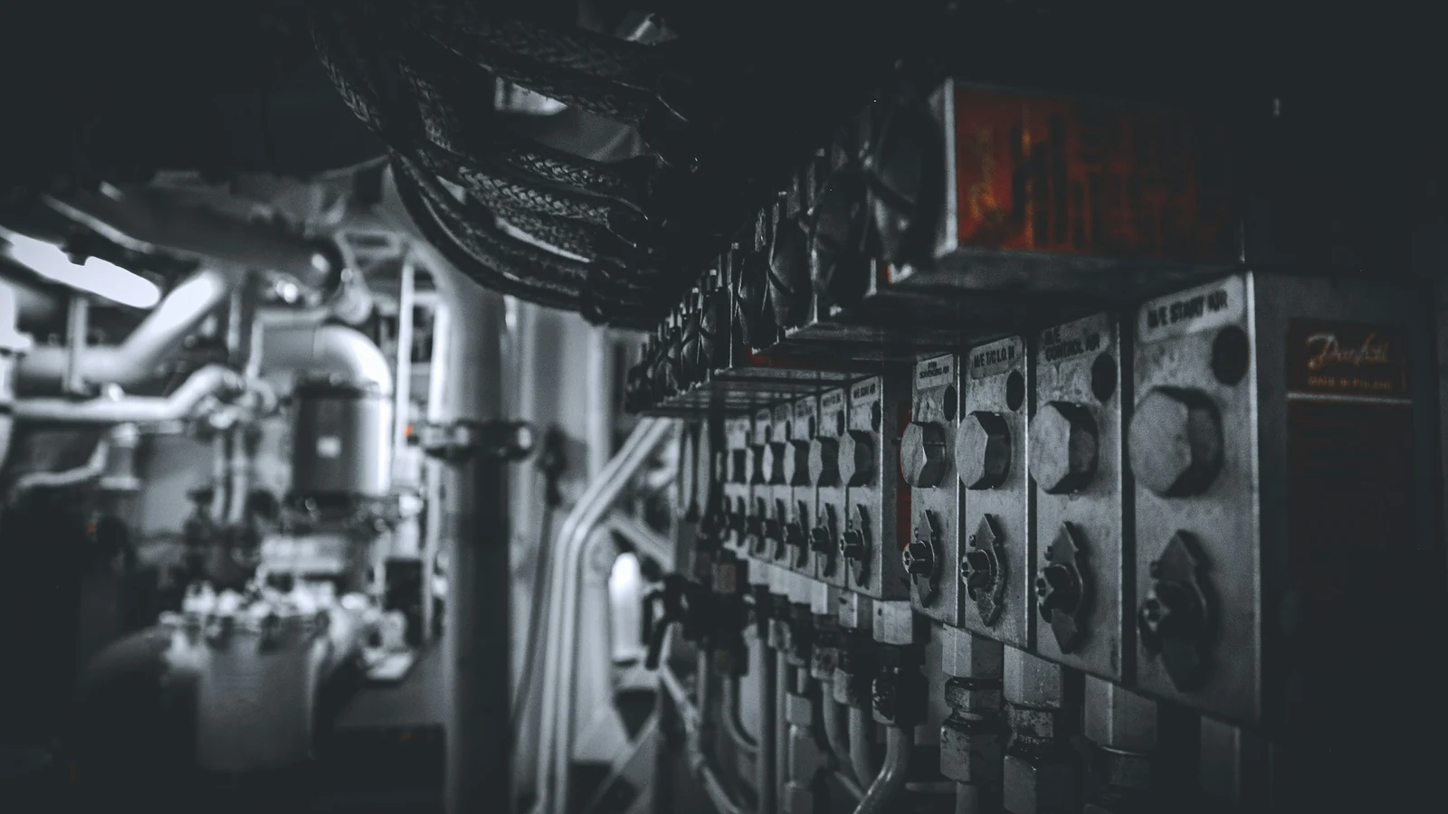 船舶代替燃料の比較｜LNG・メタノール・アンモニア・電力を読む