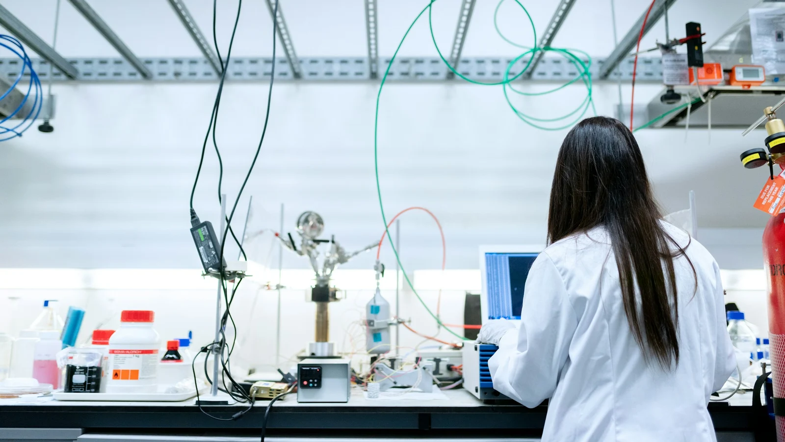 製薬企業のパテントクリフの判断条件を担当者が確認している様子