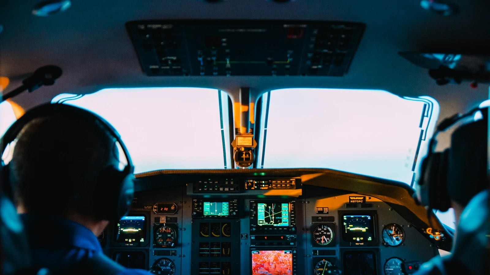航空の利益構造の判断に関わる担当者と業務の様子