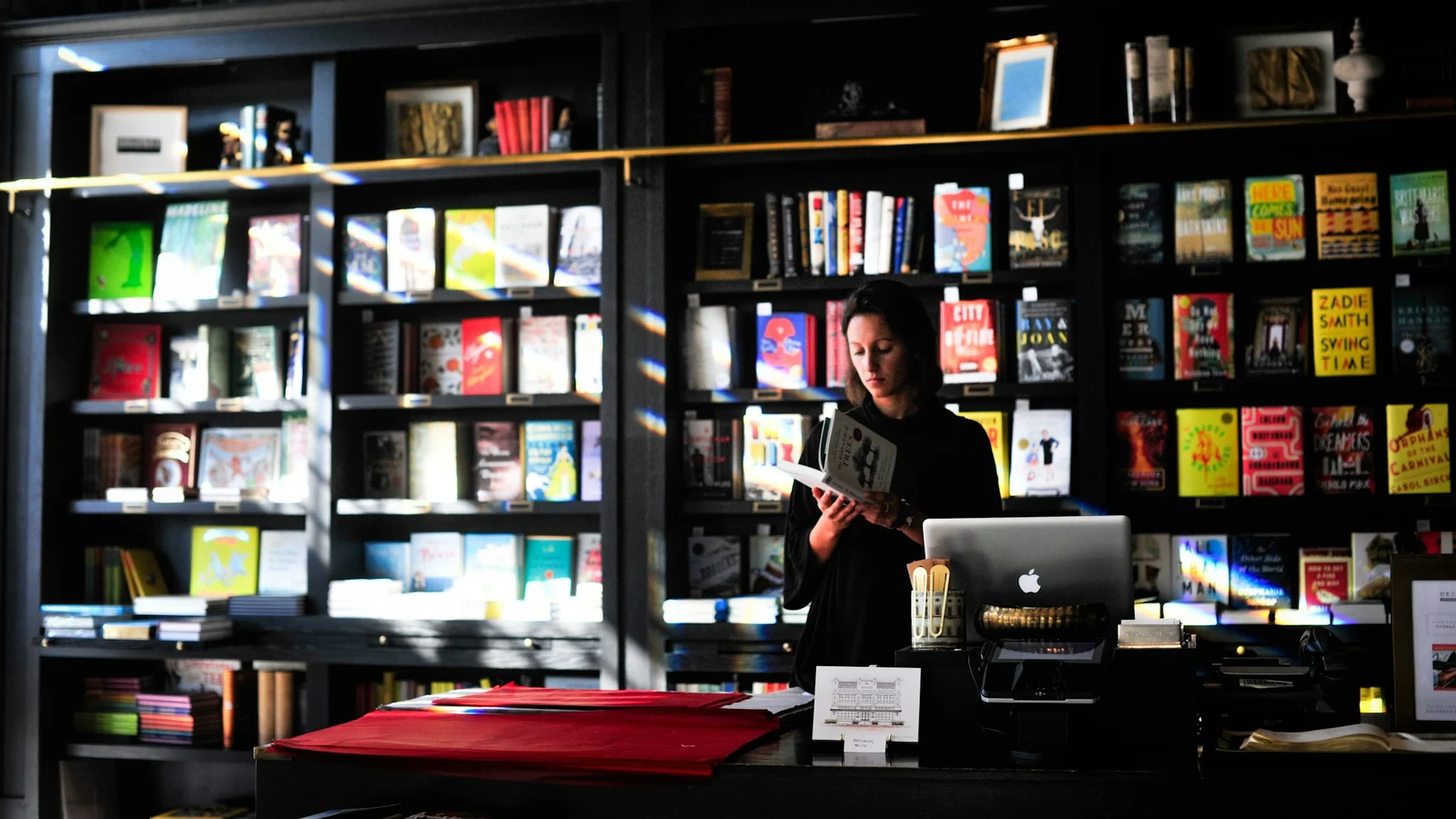 本屋・古本の市場と将来性の判断に関わる担当者と業務の様子