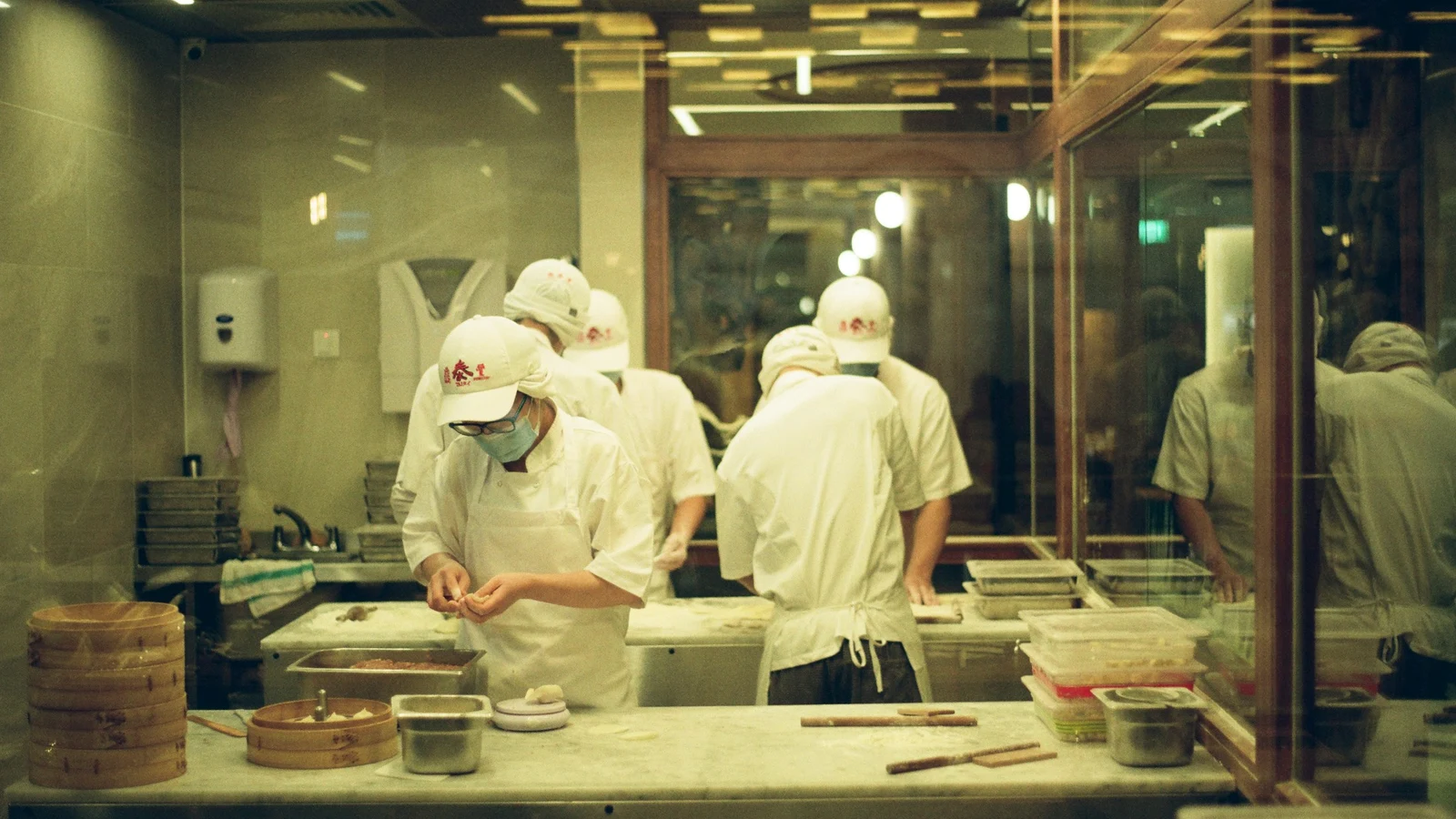 中華料理の仕事とキャリアの判断に関わる担当者と業務の様子