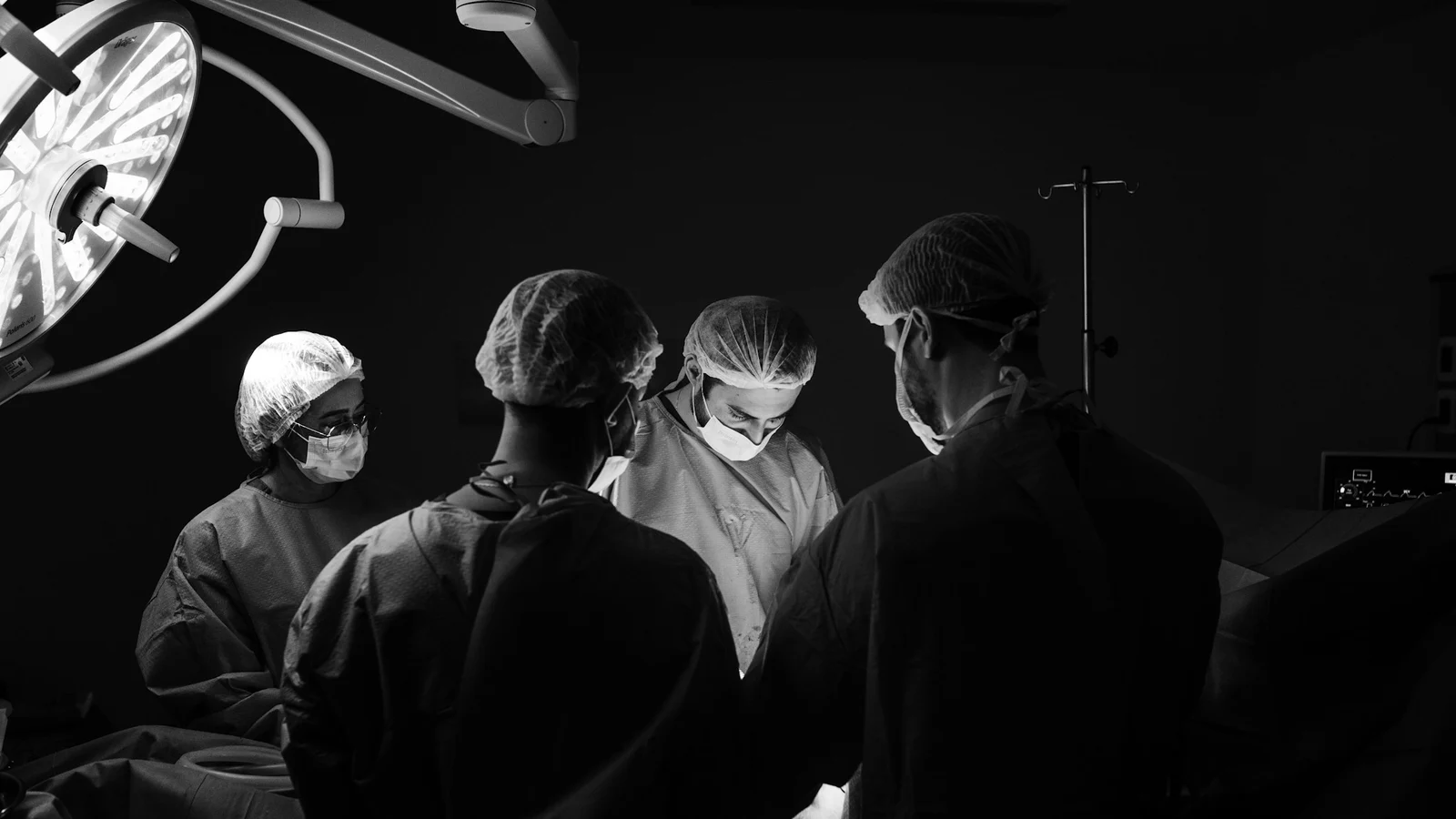 医療機器の海外比較の判断に関わる担当者と業務の様子