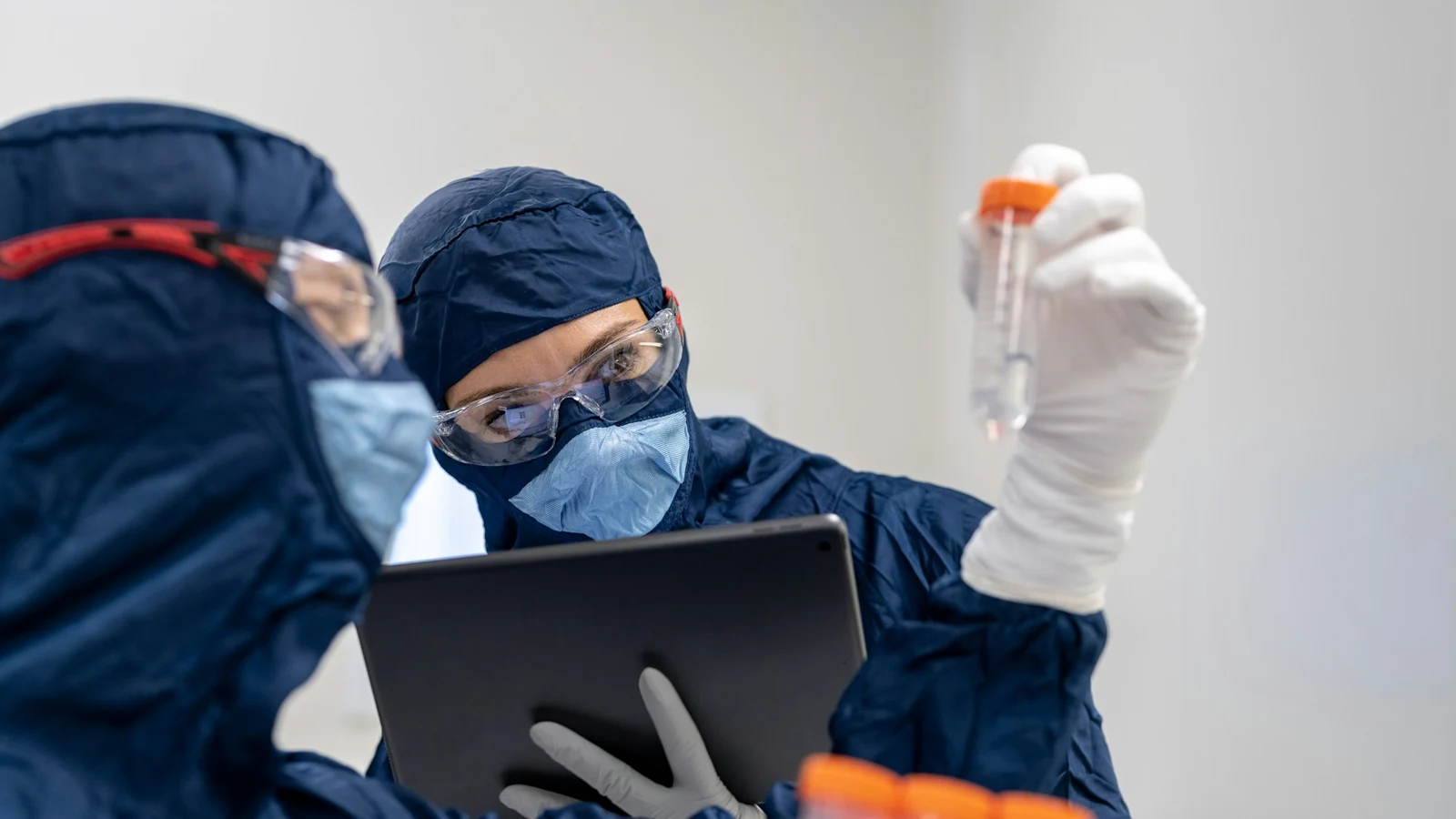 医薬品の海外比較の判断に関わる担当者と業務の様子