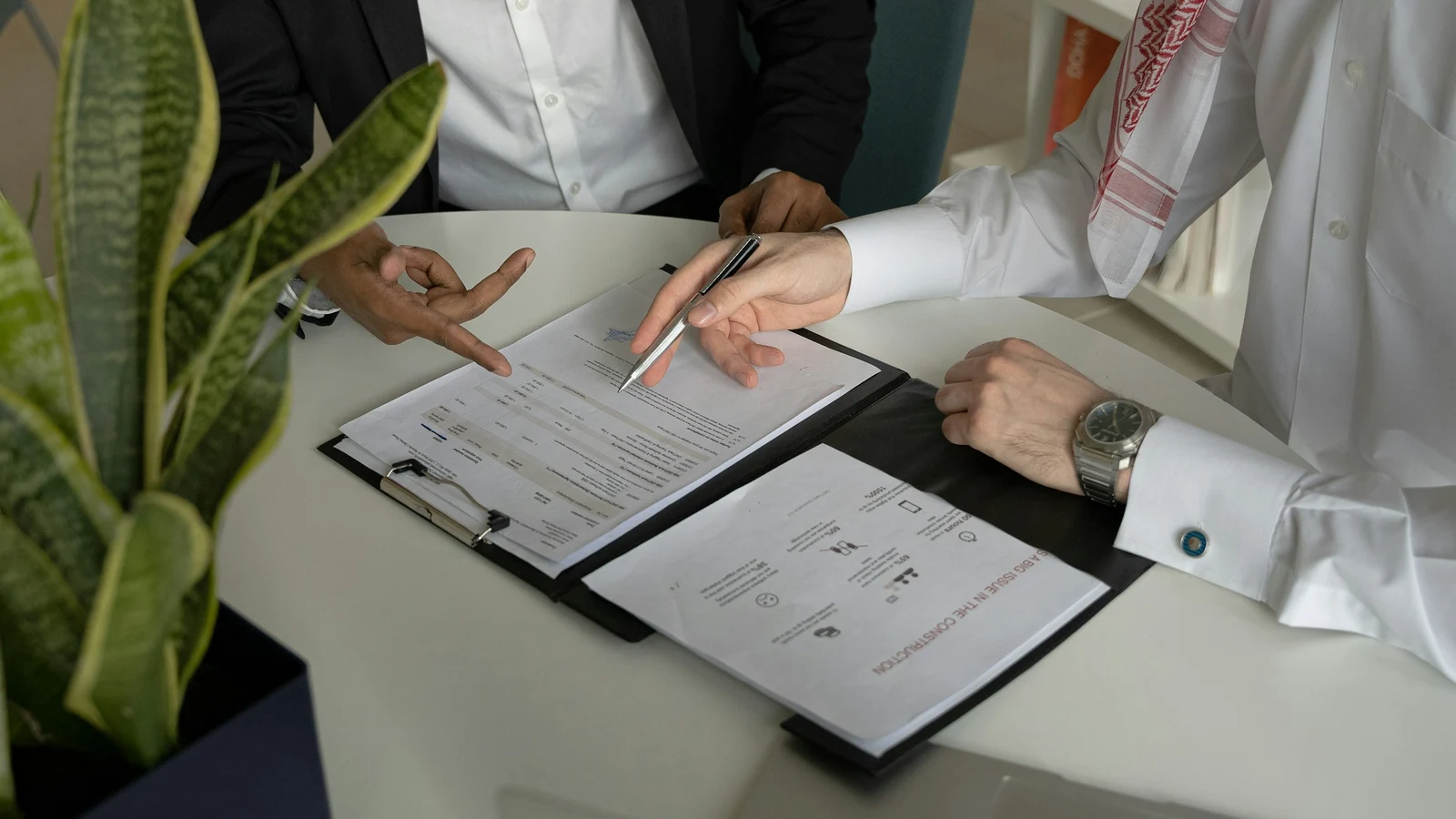 士業の海外比較の判断に関わる担当者と業務の様子