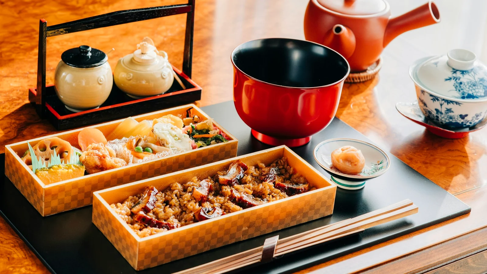 定食・食堂の市場と将来性の判断に関わる担当者と業務の様子