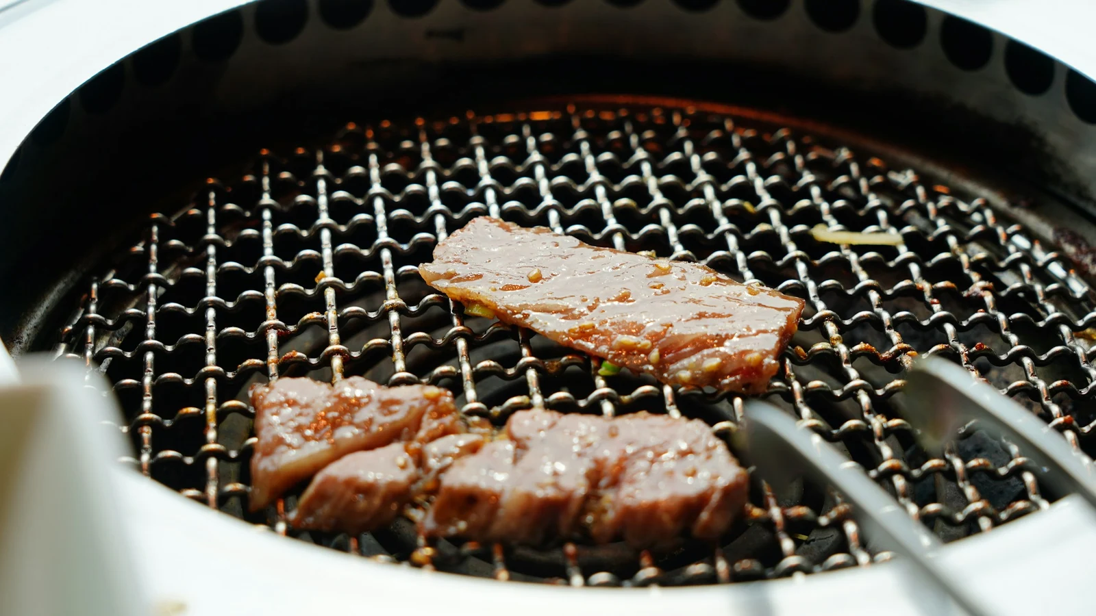 焼肉の市場と将来性の判断に関わる担当者と業務の様子