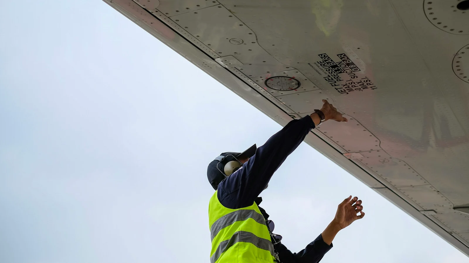 航空の価格と総コストに関わる作業工程を担当者が確認する様子