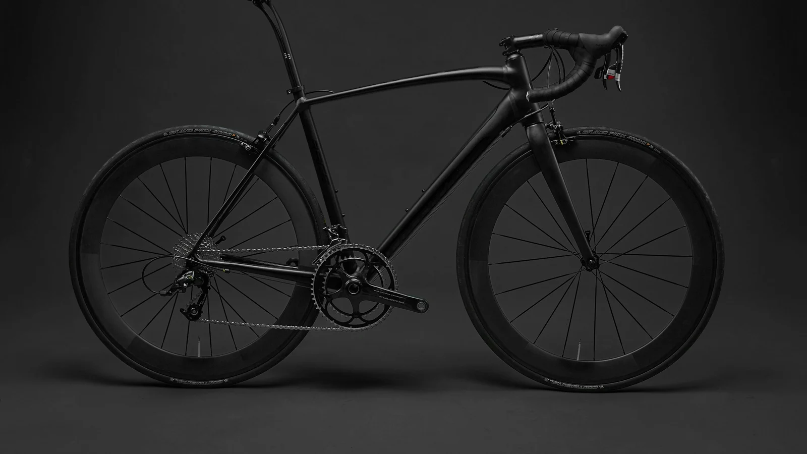 自転車の品質評価と選定に関わる作業工程を担当者が確認する様子