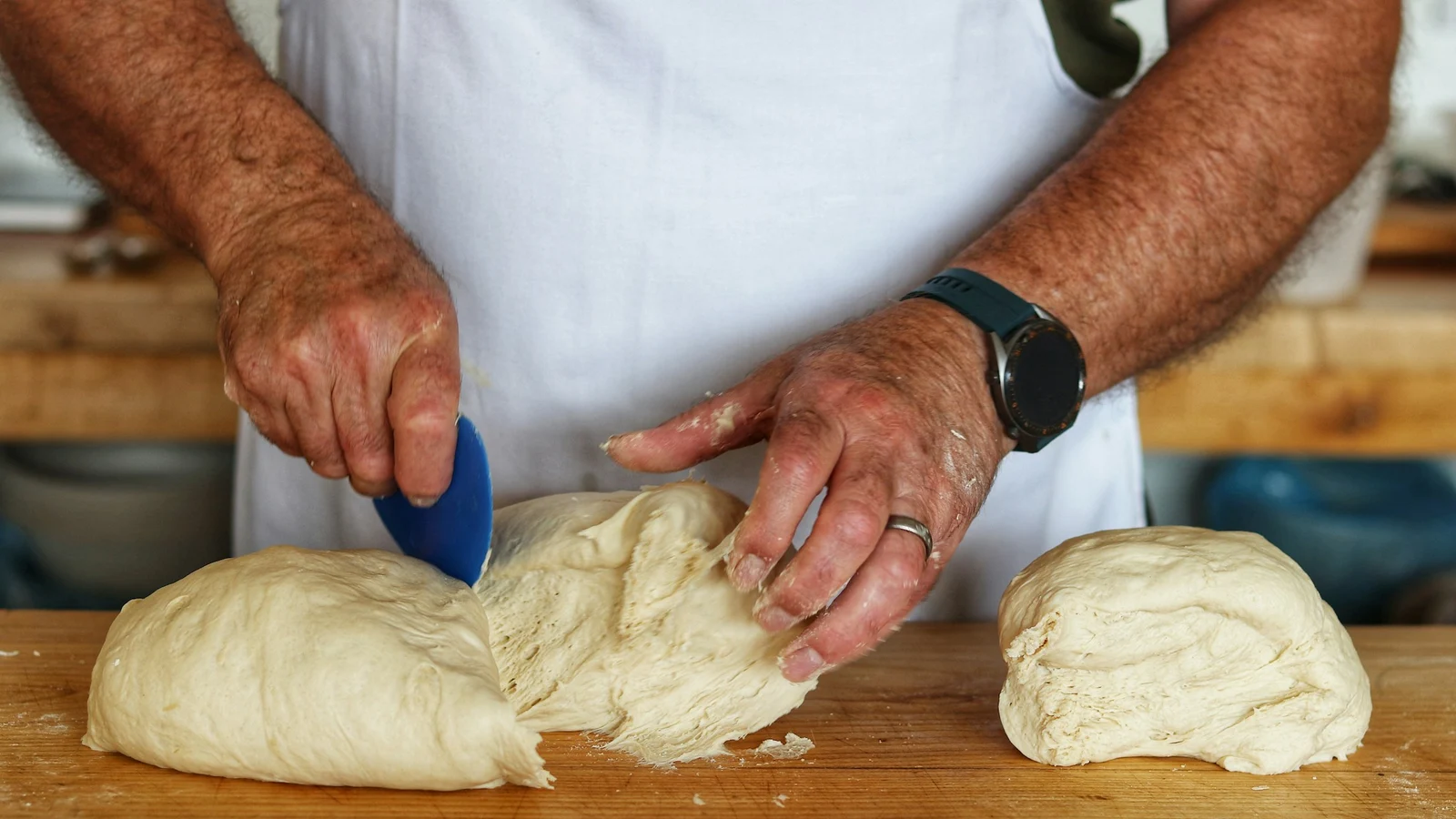 パン・ベーカリーの価格と総コストに関わる作業工程を担当者が確認する様子