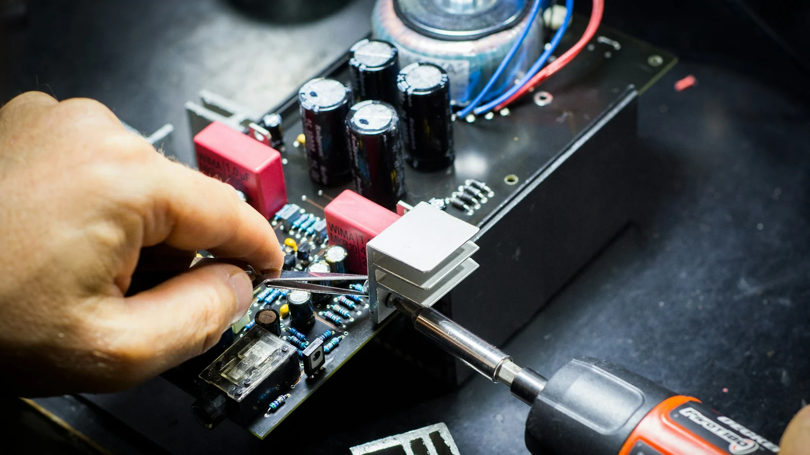 電機の失敗予防と復旧に関わる作業工程を担当者が確認する様子