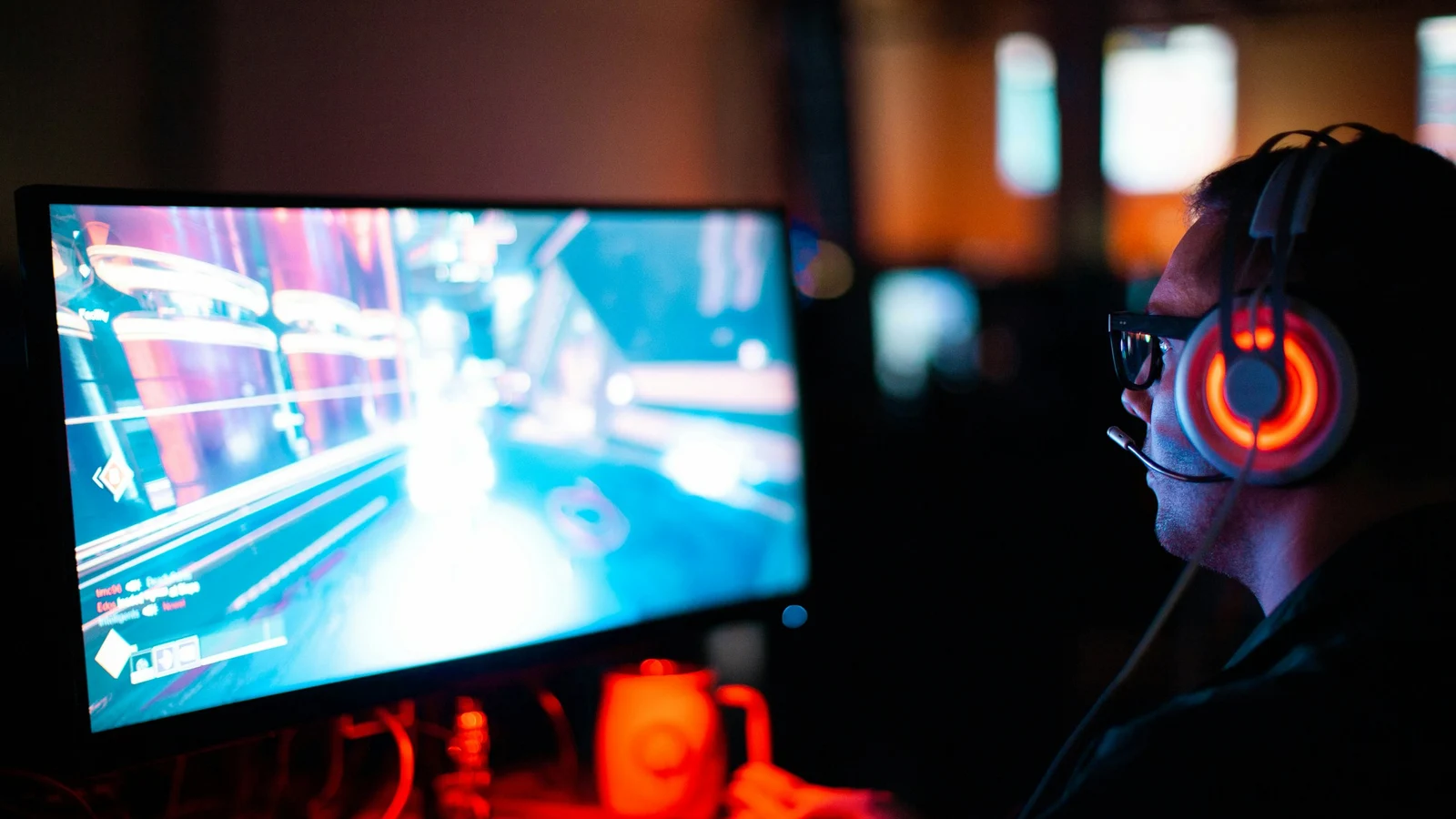 ゲームの品質評価と選定に関わる作業工程を担当者が確認する様子