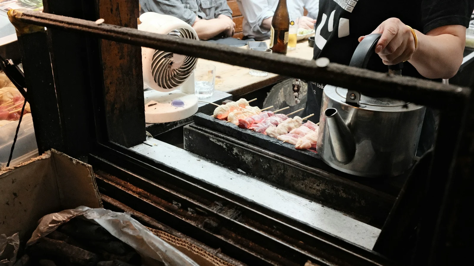 居酒屋の品質評価と選定に関わる作業工程を担当者が確認する様子