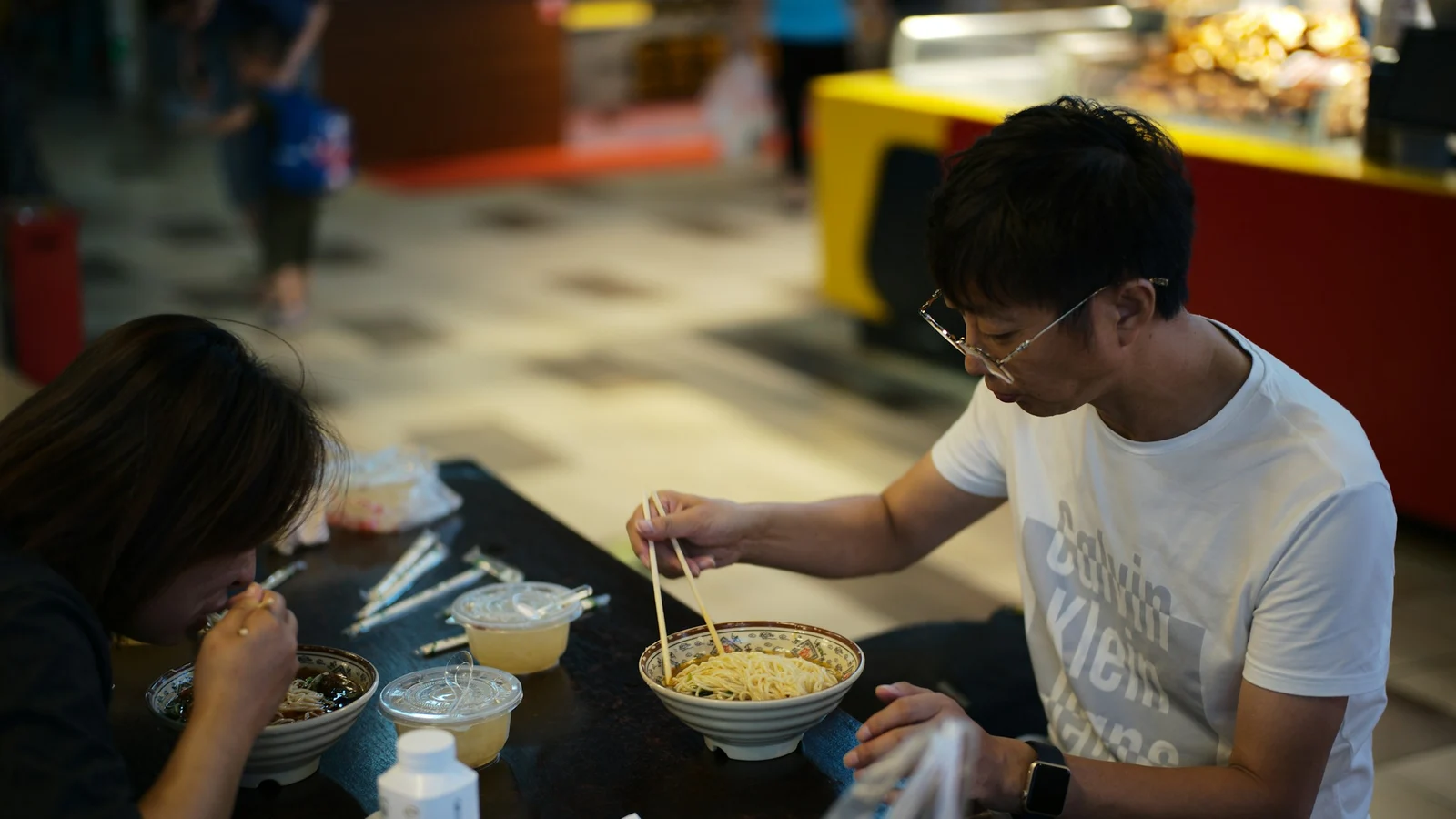 ラーメンの品質評価と選定に関わる作業工程を担当者が確認する様子