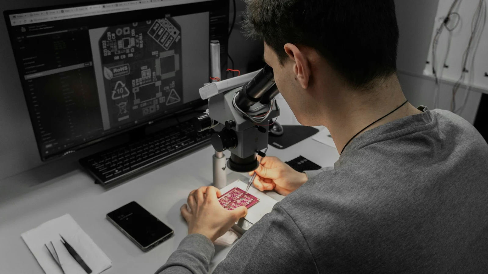半導体のKPIと運営指標に関わる作業工程を担当者が確認する様子