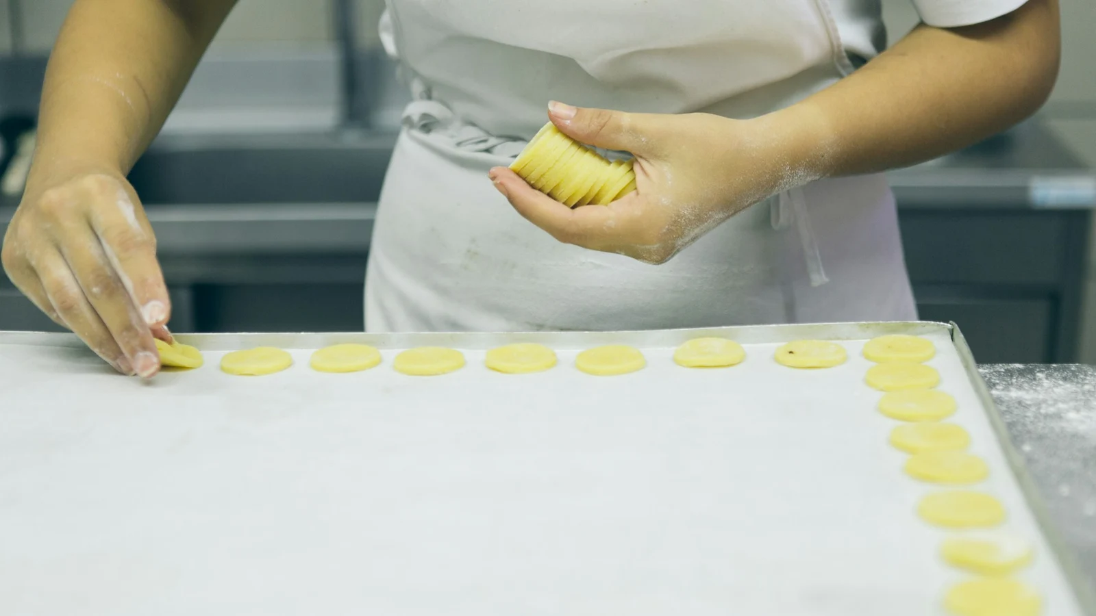 和菓子の商流とバリューチェーンに関わる作業工程を担当者が確認する様子