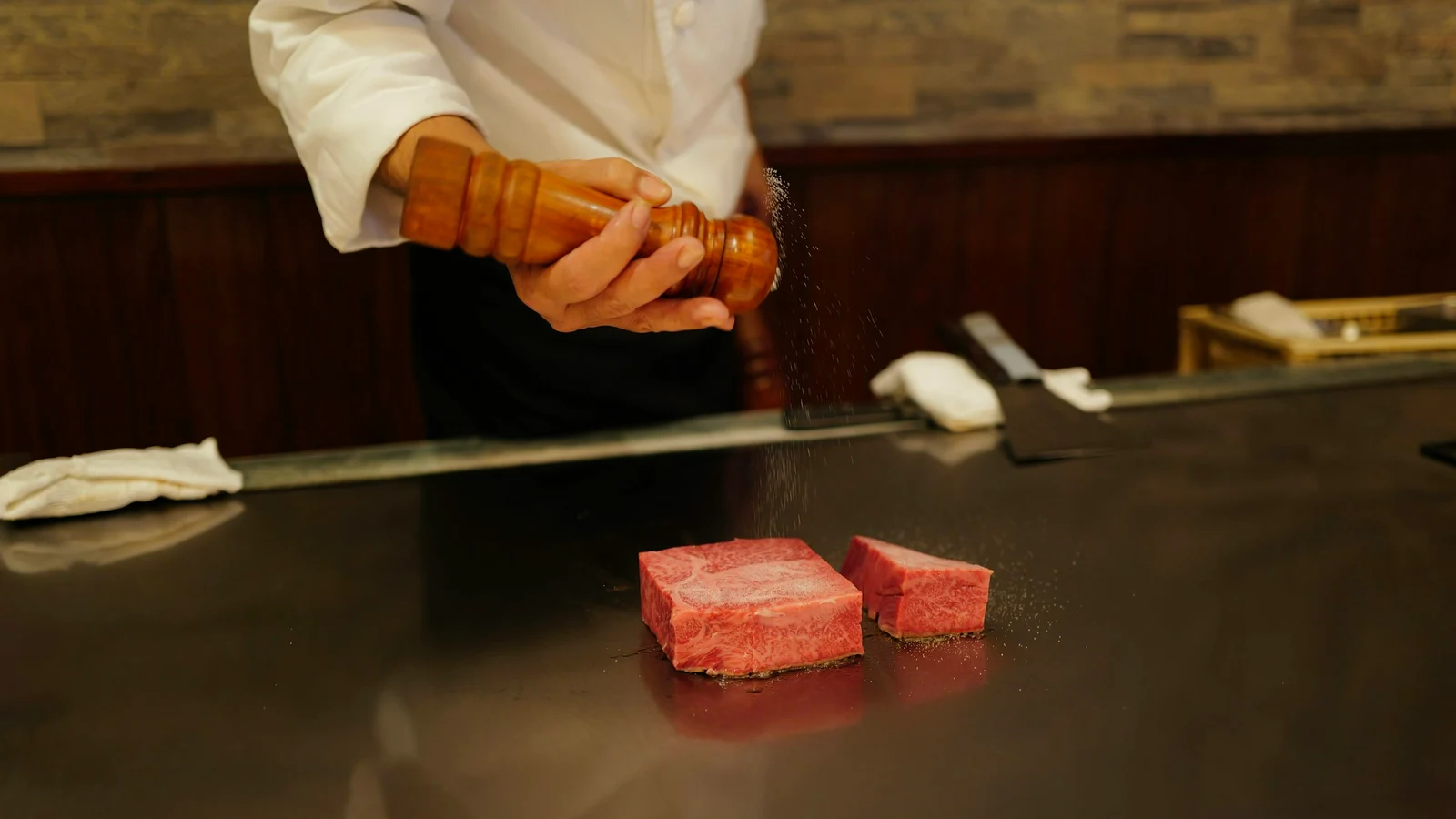 焼肉の品質評価と選定に関わる作業工程を担当者が確認する様子