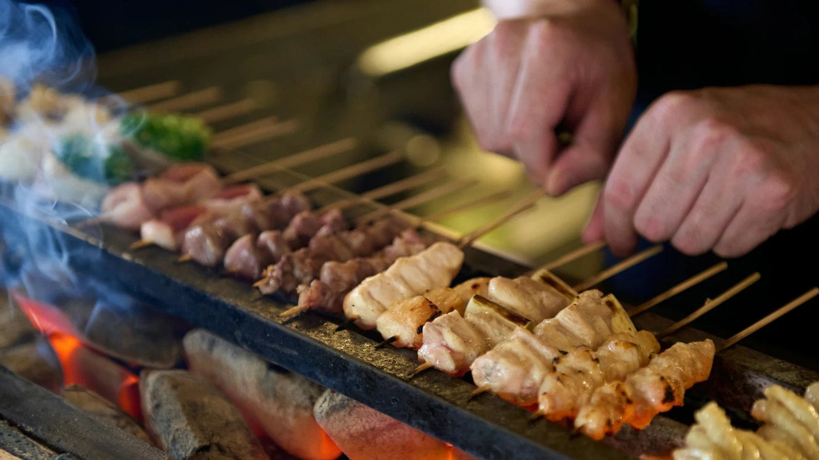 焼鳥の品質評価と選定に関わる作業工程を担当者が確認する様子