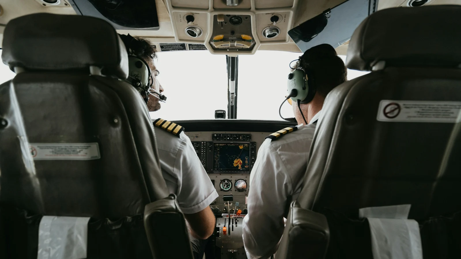 航空の制度変更への備えの条件を関係者が確認する実務場面