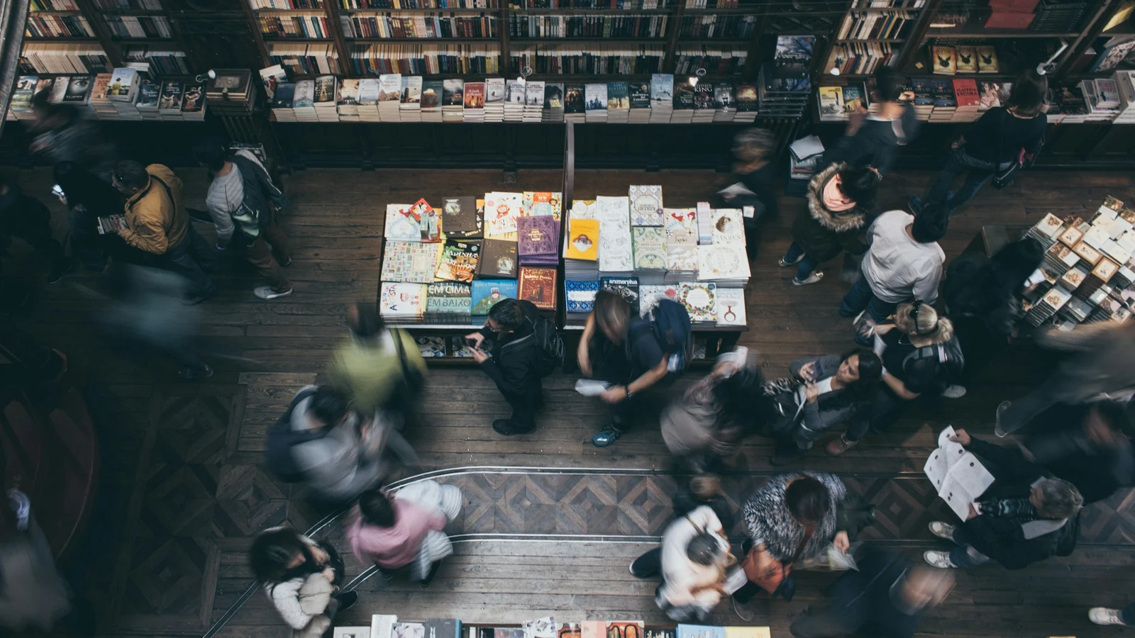本屋・古本のデータ責任の設計の条件を関係者が確認する実務場面