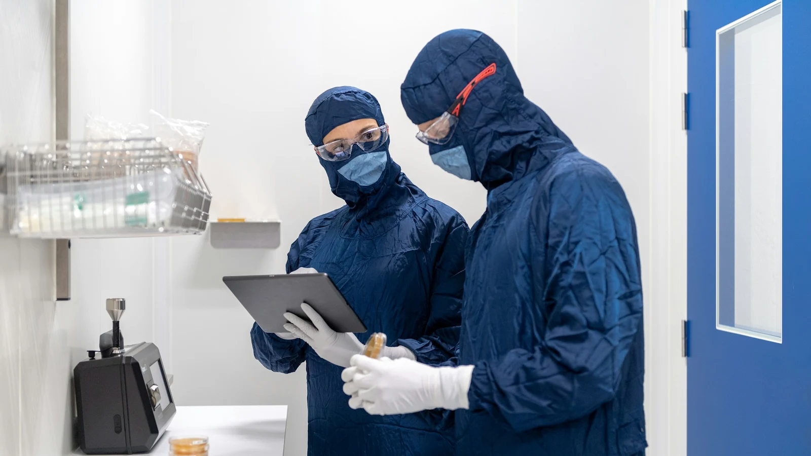 調剤薬局の調達と委託先管理の条件を関係者が確認する実務場面