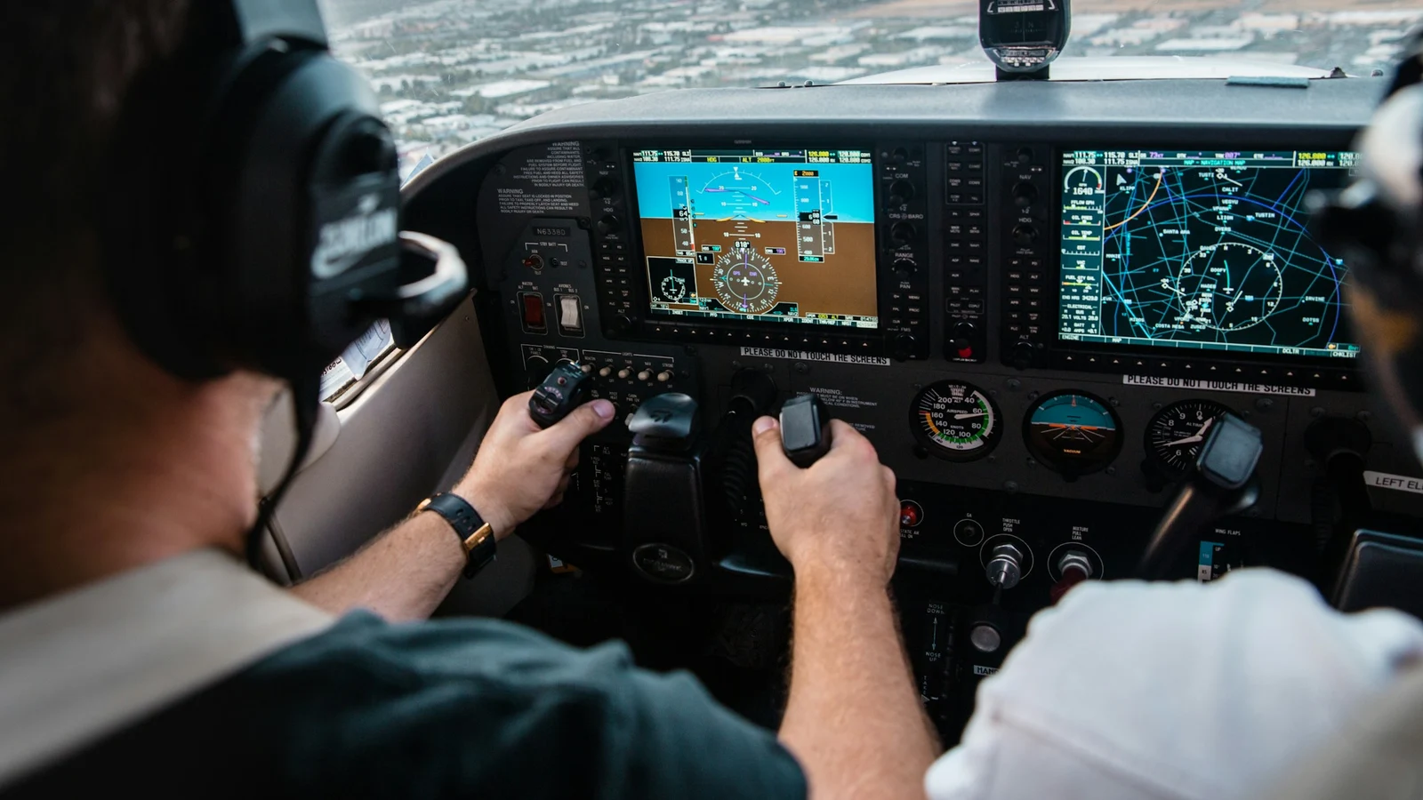 航空の事業継続と復旧の条件を関係者が確認する実務場面