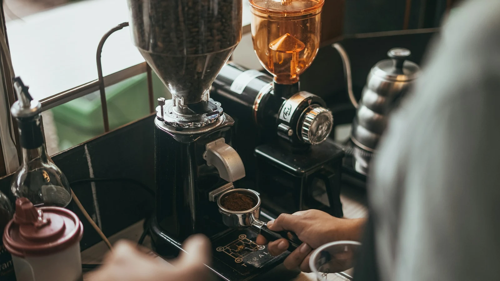 コーヒー・喫茶の環境移行の実行計画の条件を関係者が確認する実務場面