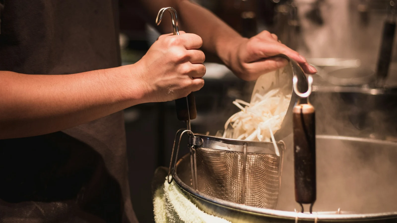 ラーメンの自動化と人の統制の条件を関係者が確認する実務場面