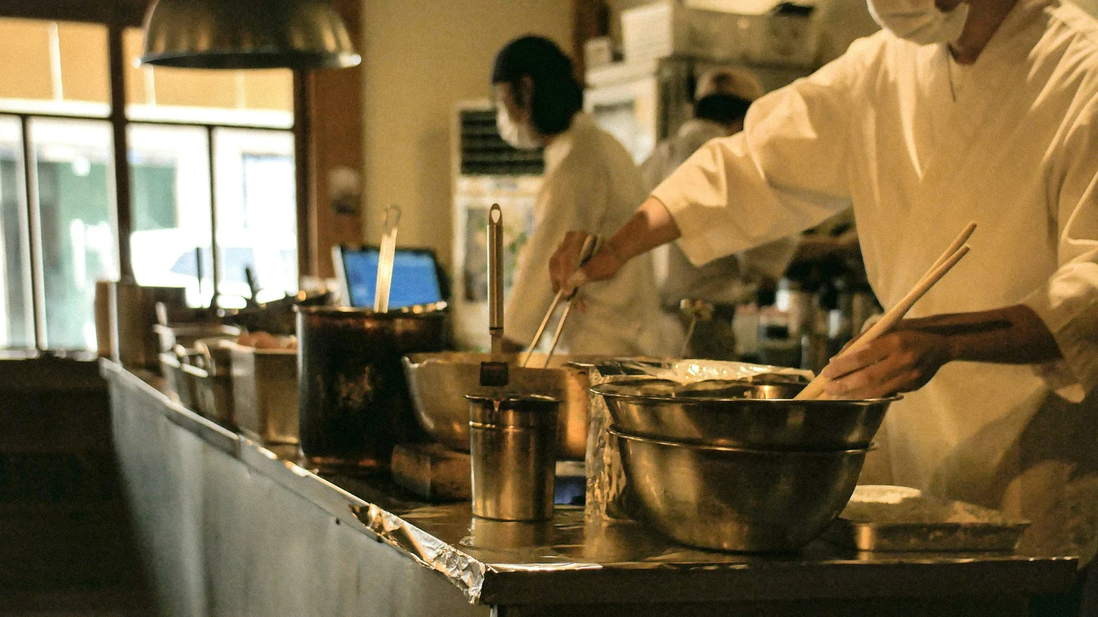 定食・食堂の自動化と人の統制の条件を関係者が確認する実務場面
