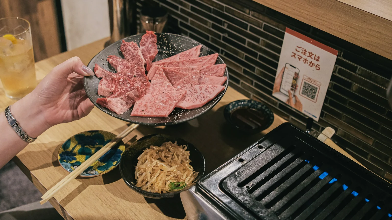 焼肉の自動化と人の統制の証拠となる設備・道具・記録の細部