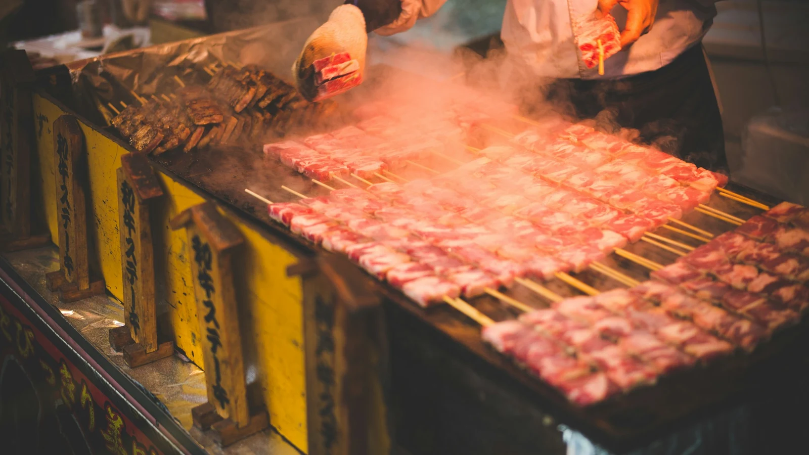 焼鳥の自動化と人の統制の条件を関係者が確認する実務場面