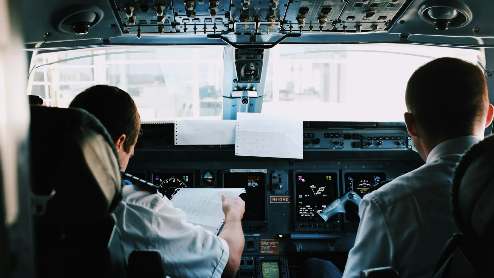航空のプラットフォーム依存と交渉力の条件を関係者が確認する実務場面
