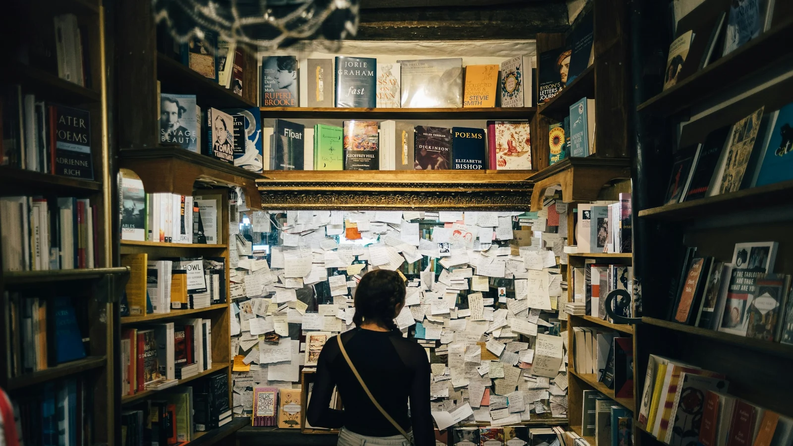 本屋・古本の2030年の複数シナリオの条件を関係者が確認する実務場面
